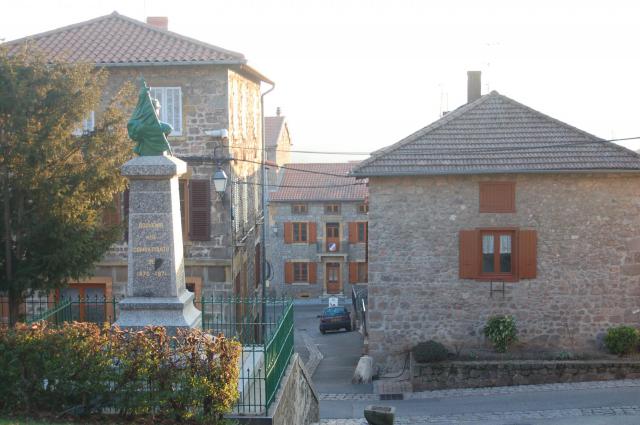 Monument au morts de Montrottier avec la mairie en arrière plan