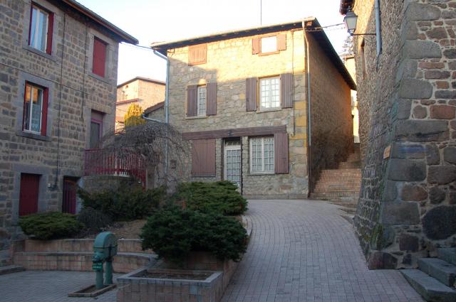 Une place de Montrottier.