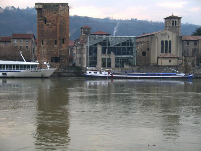 Tour des Valois et église des Cordeliers se reflétant dans le fleuve à Sainte-Colombe dans le Rhône.