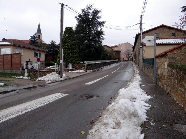 Entrée du village par la route venant de Thurins (D75), Rontalon, Rhône, France.