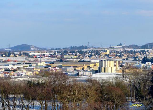 Zone d'activité d'Heyrieux vue de Saint Pierre de Chandieu*.