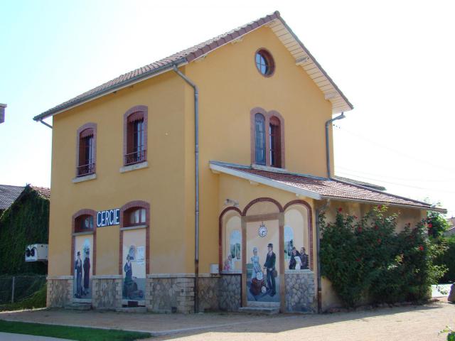 L'ancienne gare de Cercié avec des voyageurs peints en trompe l'oeil