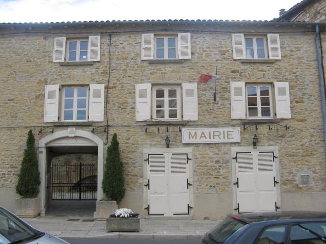 Vue de la mairie de Pommiers - Département du Rhône.