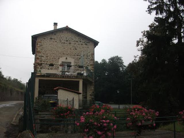 batiment pres du ruiisseau st clement sur valsonnes