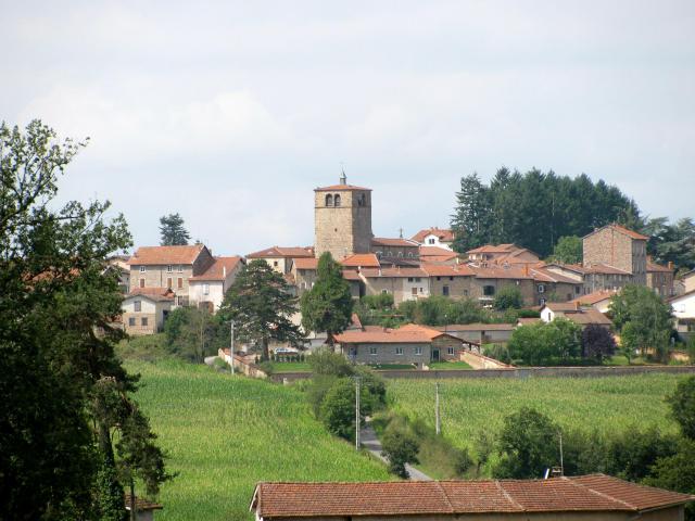 Haute-Rivoire, vue nord-est depuis le vallon de la Thoranche. La série de maisons contigües au pied du clocher suit le tracé des anciens…