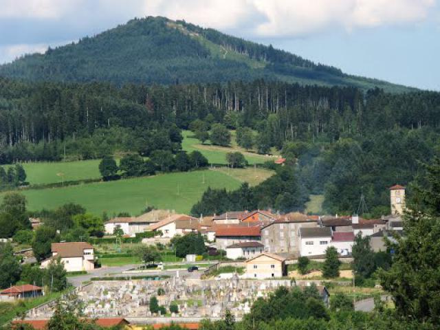 Poule-les-Echarmeaux et le mont Tourvéon