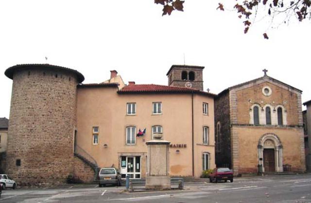 Vue de la place de Brindas : tour, mairie, église... (Photo "standard" sur laquelle j'abandonne tout droit)