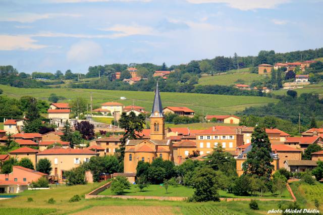 Vue du bourg de Légny au téléobjectif depuis le hameau de Billy situé au sud-ouest.