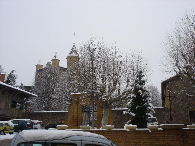 La place du Château à Bully en hiver