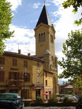 Bully (Rhône-69) : L'Eglise Saint-Polycarpe vue de la place du Château.