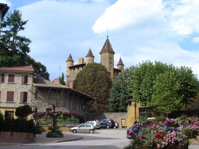 Place du château à Bully (Rhône - France),