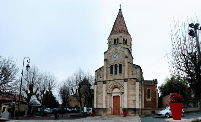 Vue face gd angle église Limas