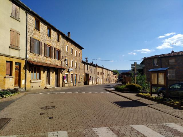 Rue Centrale en direction du sud à Sarcey (Rhône, France).