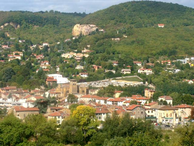 Vue générale de Couzon-au-Mont-d'Or (Rhône) : le village est massé en bas (au bord de la Saône), dominé par l'église. Plus haut, à droite…