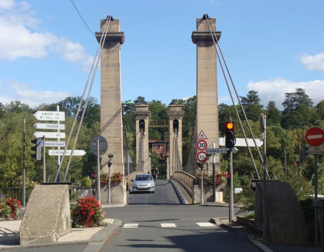 Le pont sur la Saône entre Couzon-au-Mont-d'Or et Rochetaillée-sur-Saône, vu de Couzon. Pont suspendu "type Seguin", datant de 1840.