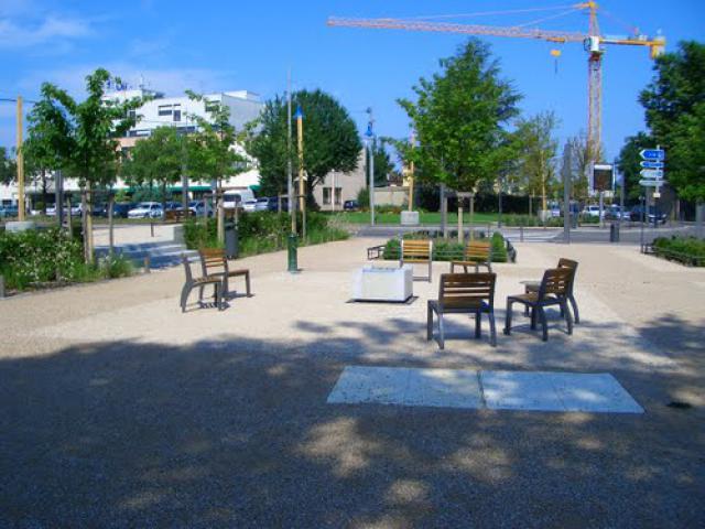 Place à l'entrée de Chassieu 2 - Rhône