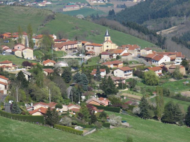 Vue sur le village de Saint-Marcel-l'Éclairé, dans le département du Rhône, en avril 2017.