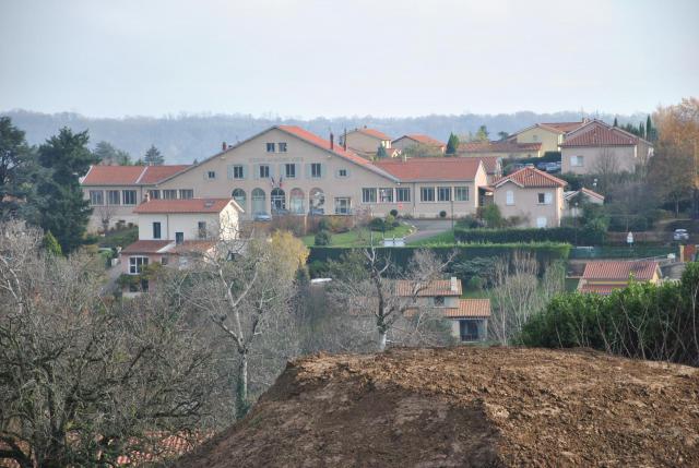 Vue de l'autre coté du Vallon (coté Eglise donc) sur la Mairie avec les travaux de terrassement en 1er plan