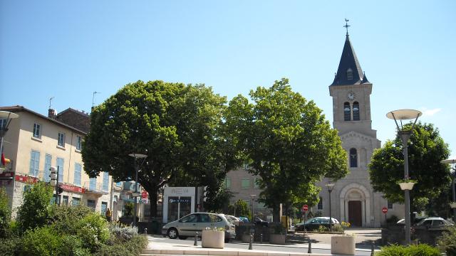 Eglise Saint Martin sur la place Décurel avant rénovation de cette derniere en 2012