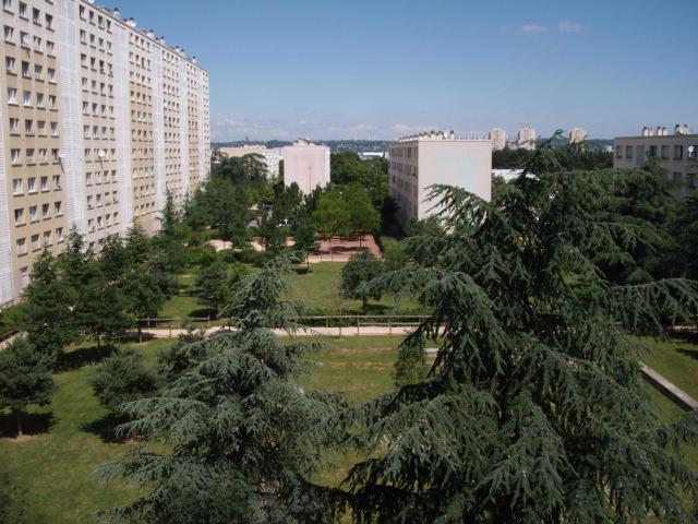 Quartier Bel-Air, en direction du nord. Il se situe à Villeurbanne, non loin du périphérique lyonnais.