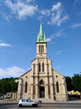 Vue de face de l'église Saint-Louis de Fontaines-sur-Saône (Rhône, France).