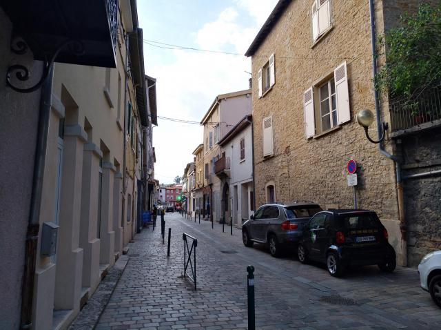 Rue Pierre Bouvier à Fontaines-sur-Saône (Rhône, France).
