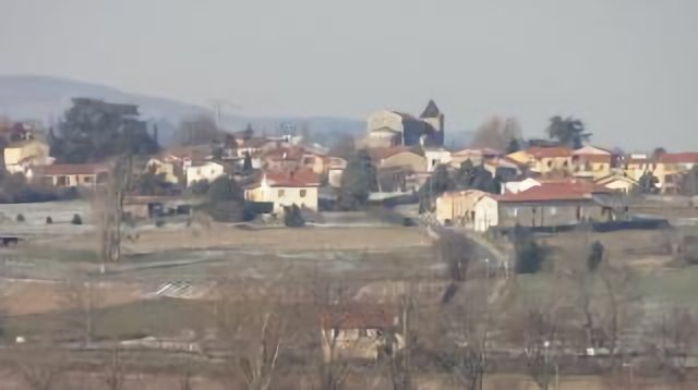 Messimy : église et centre du village.