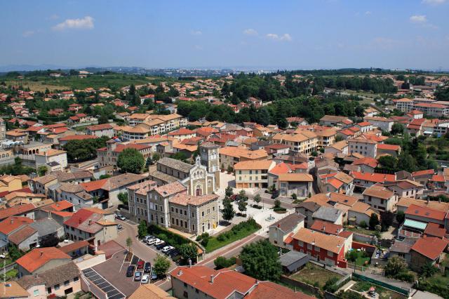 Photo aérienne du centre-village de la commune de Vourles.