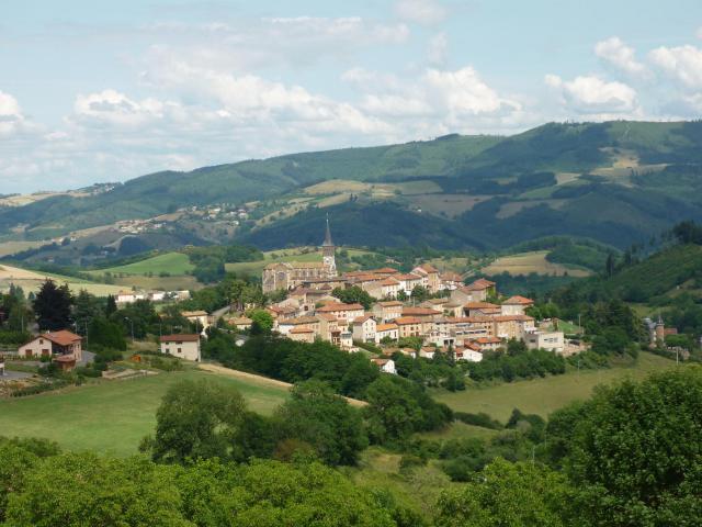 Vue du village de Saint-Just-d'Avray, dans le département du Rhône en France. Cette vue a été prise depuis l'ouest de la commune, à…