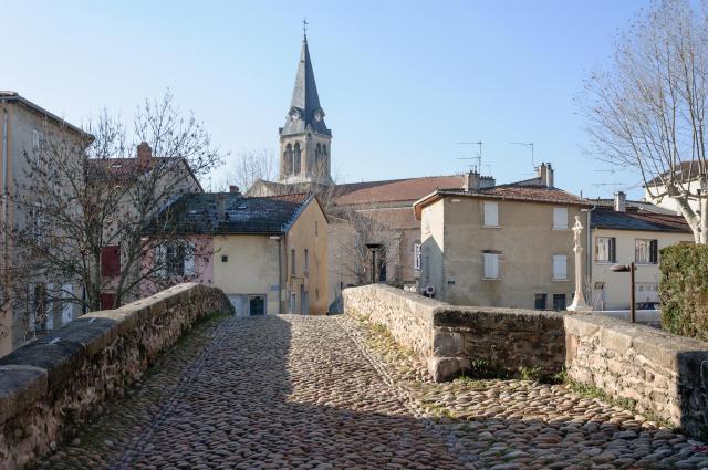 Brignais (Rhône, France) : une vue depuis le pont vieux.