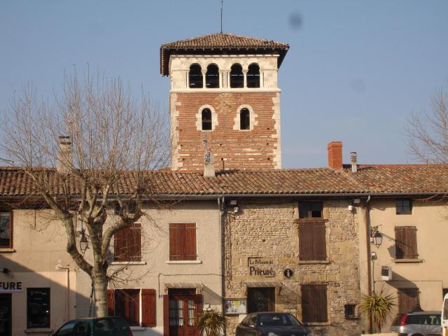 Ternay (69) : Grand'place et clocher de l'église