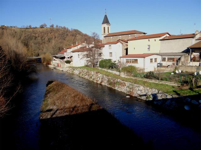 Le village vu du pont sur le Gier, Saint-Romain-en-Gier, Rhône, France.