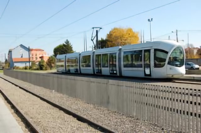 Un tram en gare de Meyzieu