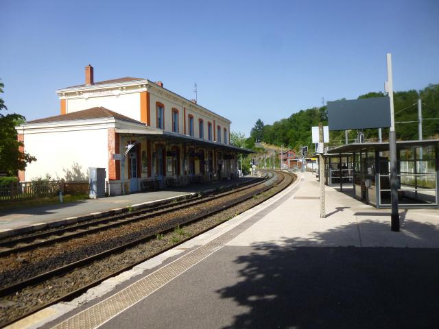 La gare de L'Arbresle, ligne Lyon -Roanne à gauche, ligne Lyon-Sain Bel à droite