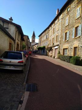 Rue Gabriel Chevallier (vue vers l'ouest) à Vaux-en-Beaujolais (Rhône, France).