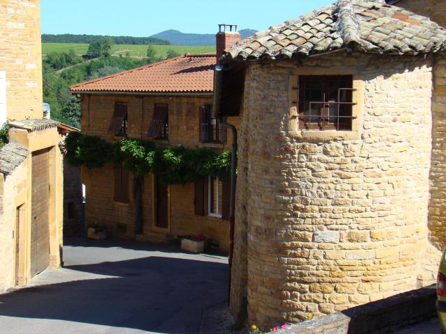 Pierres dorées à Pouilly-le-Monial