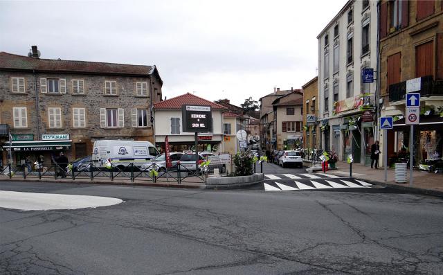 Centre-ville vu du quai de la Brévenne, Sain-Bel, Rhône, France.