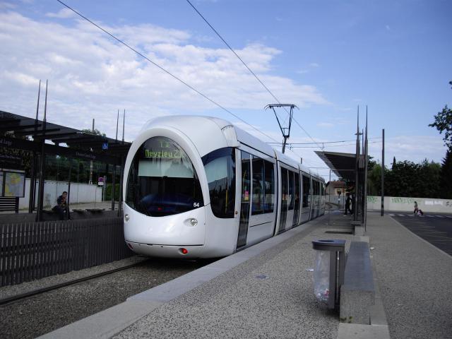 Rame 854 de la ligne T3 direction Meyzieu Z.I. à Décines Grand Large le 5 Juillet 2008