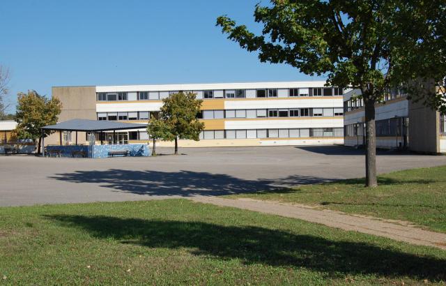 Vue arrière du lycée Chaplin Becquerel de Décines-Charpieu, France. On peut voir le bâtiment principal, les ateliers sur la gauche, et la…