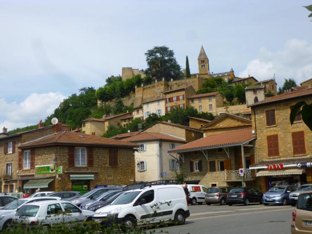 Le château et la chapelle castrale vus de la place