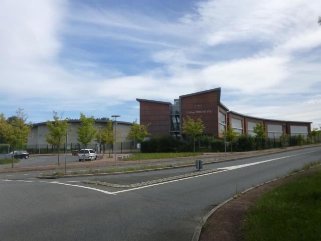 Vue du collège Simone Veil à Châtillon (Rhône)