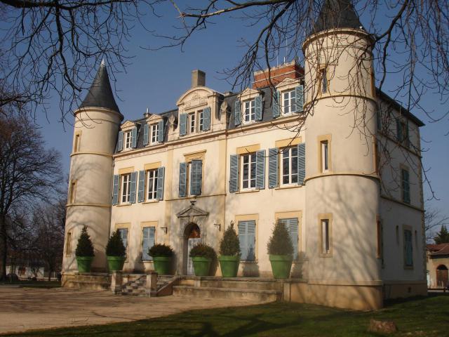 Feyzin (69) : le "château" vu du parc