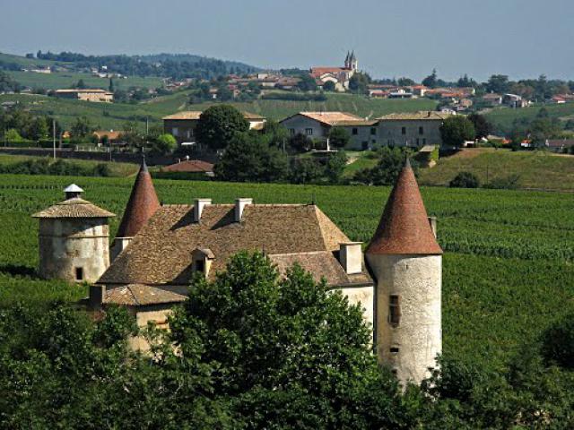Château de La Palud (Quincié-en-Beaujolais) au loin Régnié avec ses 2 clochers
