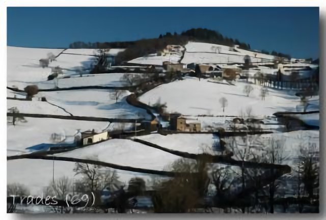 Trades, vers la croix (69) Rhone France