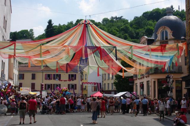 Rue de la Pëcherie, Tarare, Rhône (69), France lors de la Fête des Mousselines 2010.