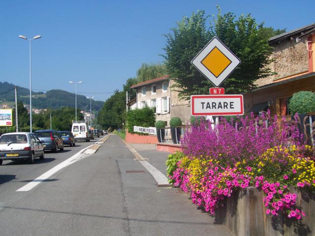 Panneau d'accueil de la commune de Tarare dans le Rhône au nord-ouest de Lyon.