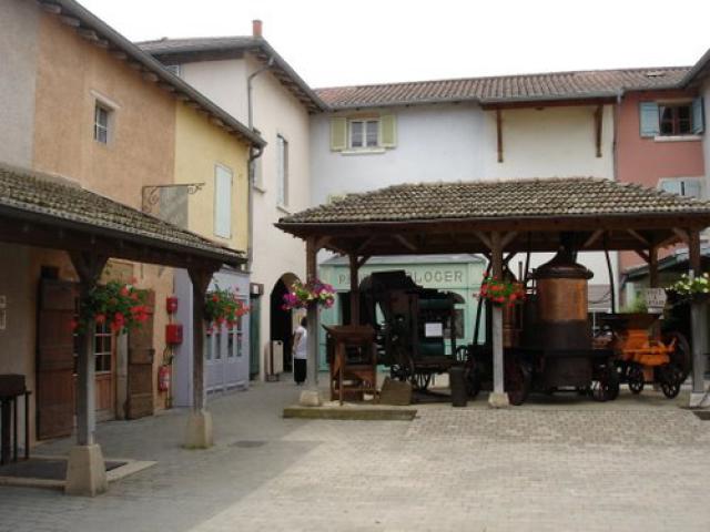 La Place du village à Touro Parc