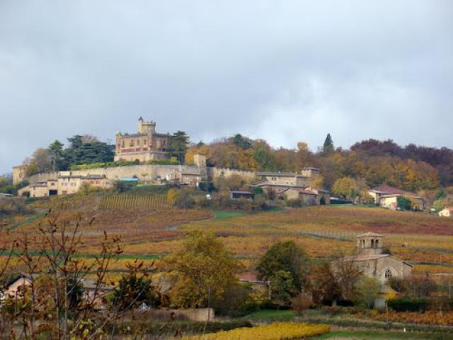 Château de Montmelas avec Chapelle de Chevennes en premier plan