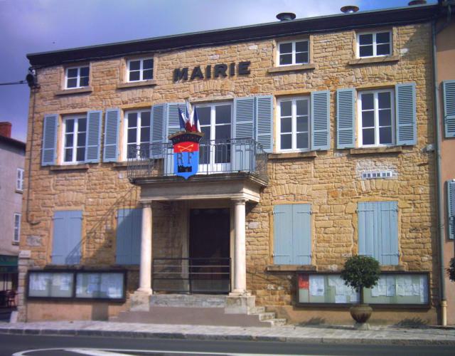 La mairie de Chasselay (Rhône), construite en "pierres dorées".