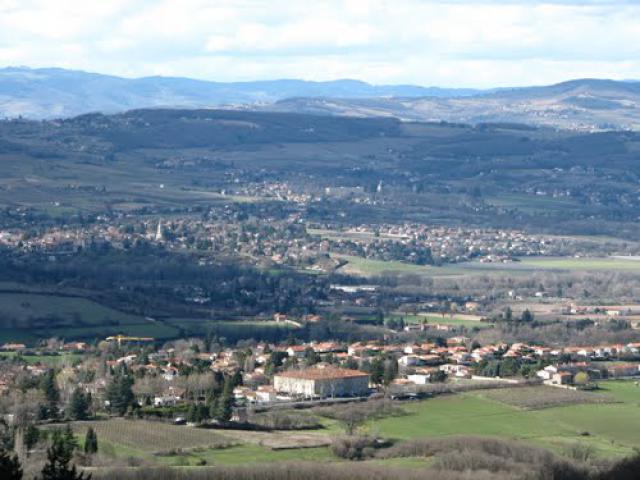 LISSIEU au premier plan puis CHAZAY D AZERGUES ET MARCILLY